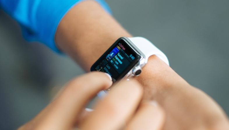 医疗设备穿在身 电子“创可贴”实时监测血压