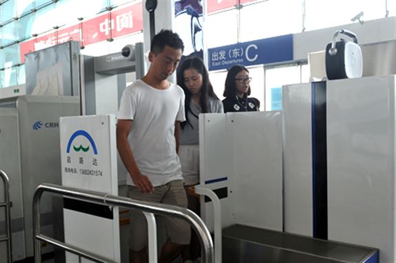 成都机场火车站撤除“弱光子人体安检仪”